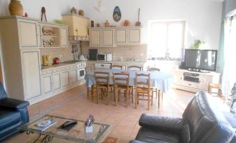 House with 4 Bedrooms in Taizé-Maulais , with Enclosed Garden and Wifi - 80 km from the Beach