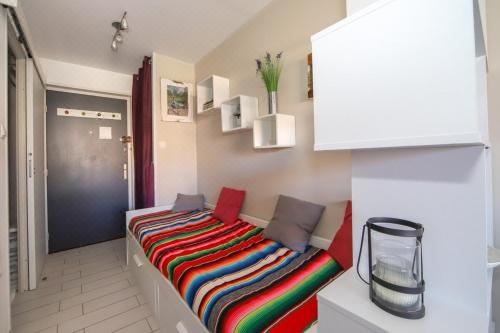 享有游泳池景致的一室公寓