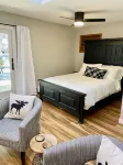 Modern Mountain Cabin with Treehouse & New Hot Tub under the Stars Near Rmnp