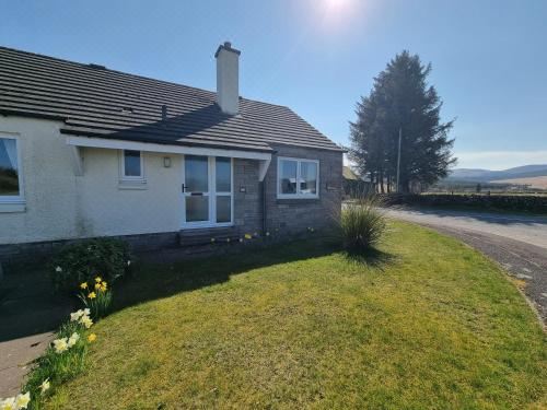 Lavender Cottage with Parking and Beautiful Views Christmas Special Two-Bedroom House