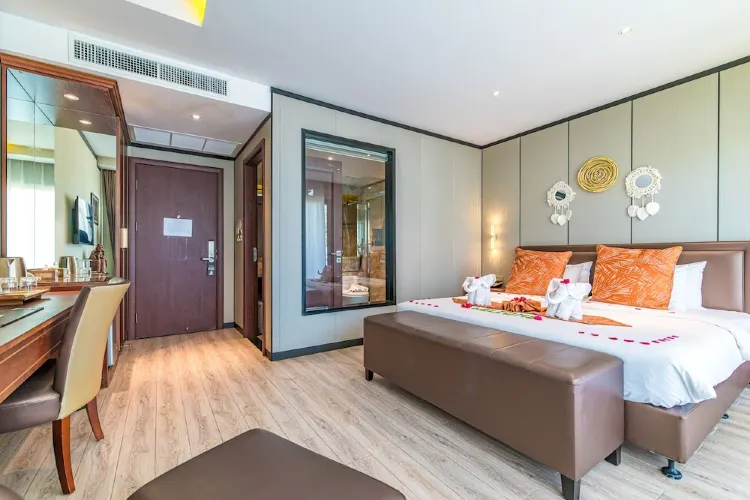 Deluxe Double Room, 1 King Bed, Mobility Accessible, Garden View