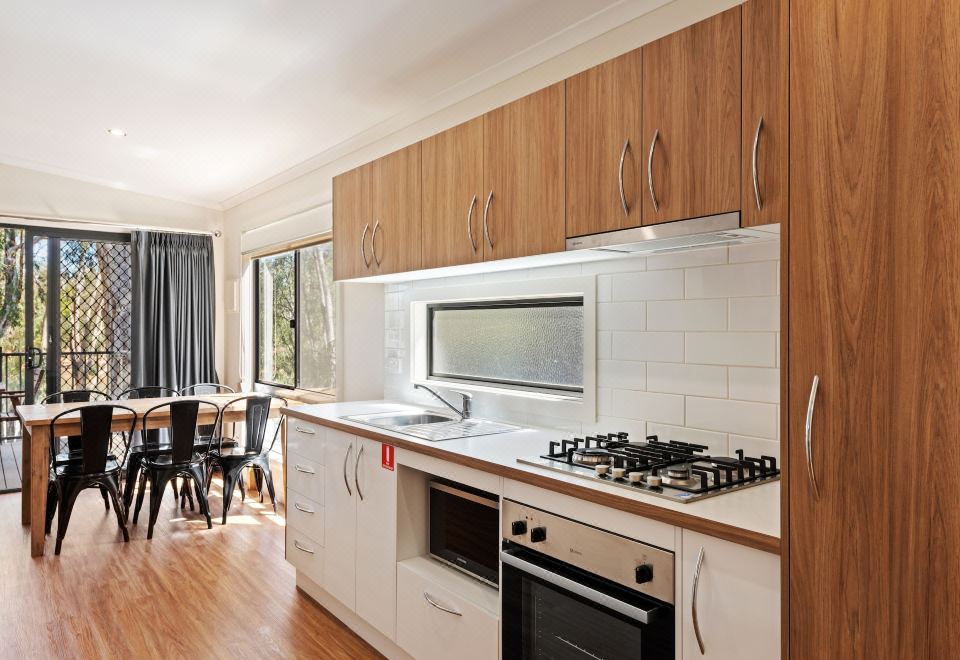 Deluxe 2 Bedroom Riverview Cabin-Sleeps 6