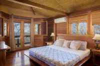 Stunning Beach House with ocean views and 5 minute walk to private beach! 住宿飯店