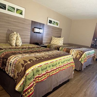 Room With 2 Queen Beds, Smoking Booneslick Lodge - Neosho Promo Code
