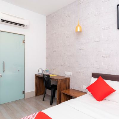 Standard Double Room OYO 89355 Big Big Hotel Promo Code