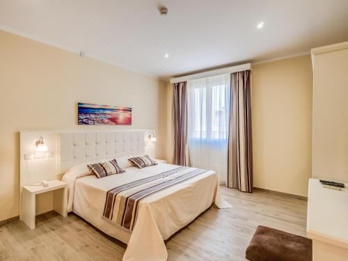 带阳台的小型套房