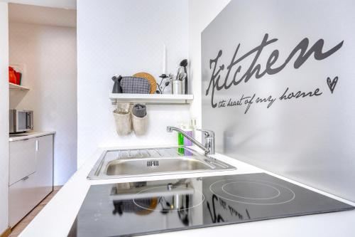 Homestwenty3 - Home Five One-Bedroom Apartment