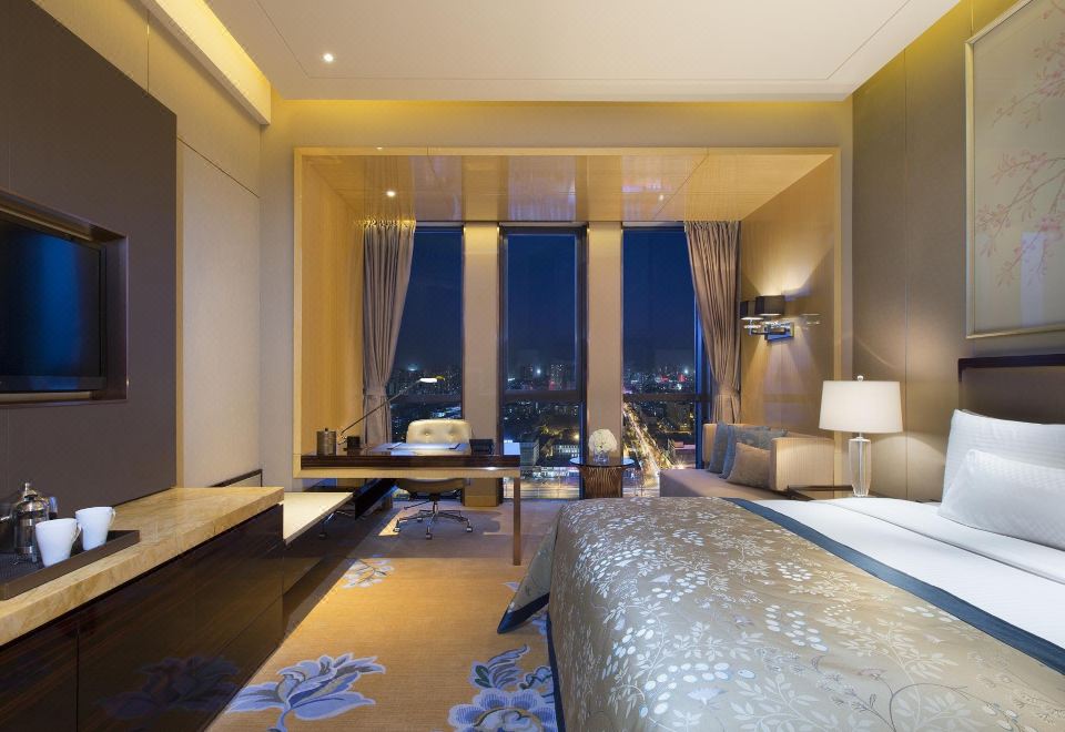 高級豪華大床房·俯瞰龍潭碧波/繁華街景+妙夢深睡床墊