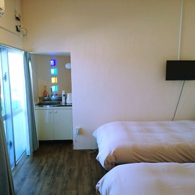 Twin Room B