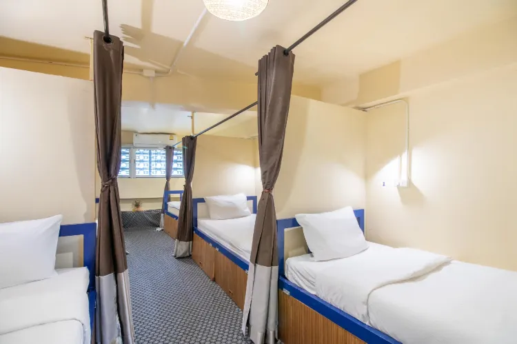 เตียงในหอพักรวมชายหญิง 6 เตียง