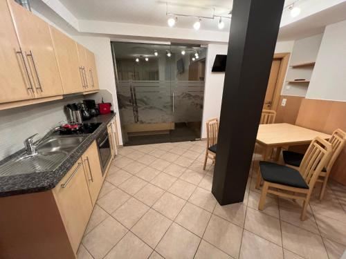 带阳台的两卧室公寓