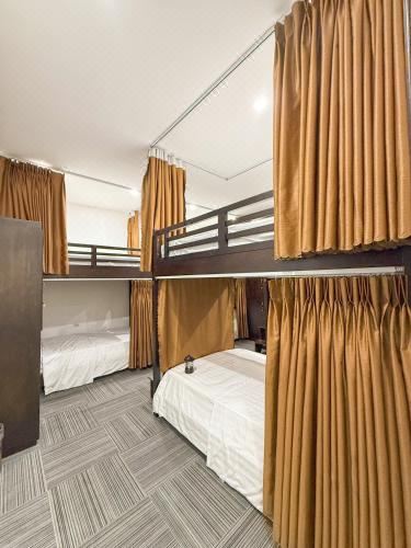 女生宿舍房中的单人床位