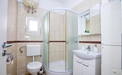 House Mirka Four-Bedroom Holiday Home