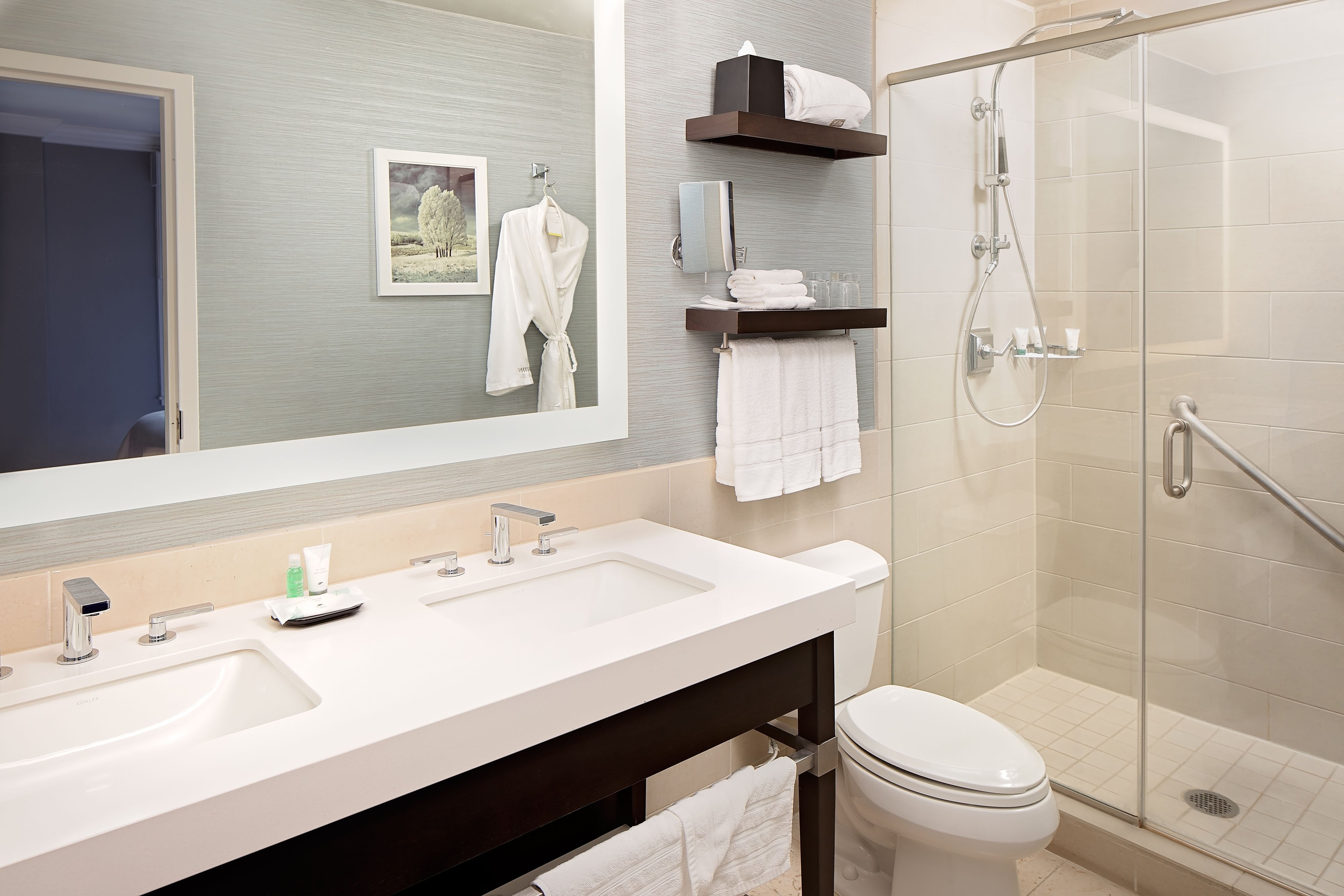 单卧室小型特大床套房，配有梳化床