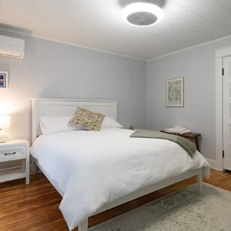 Beautiful Remodeled Downtown Frederick Cottage (Pet-Friendly) Отели в г. Фредерик