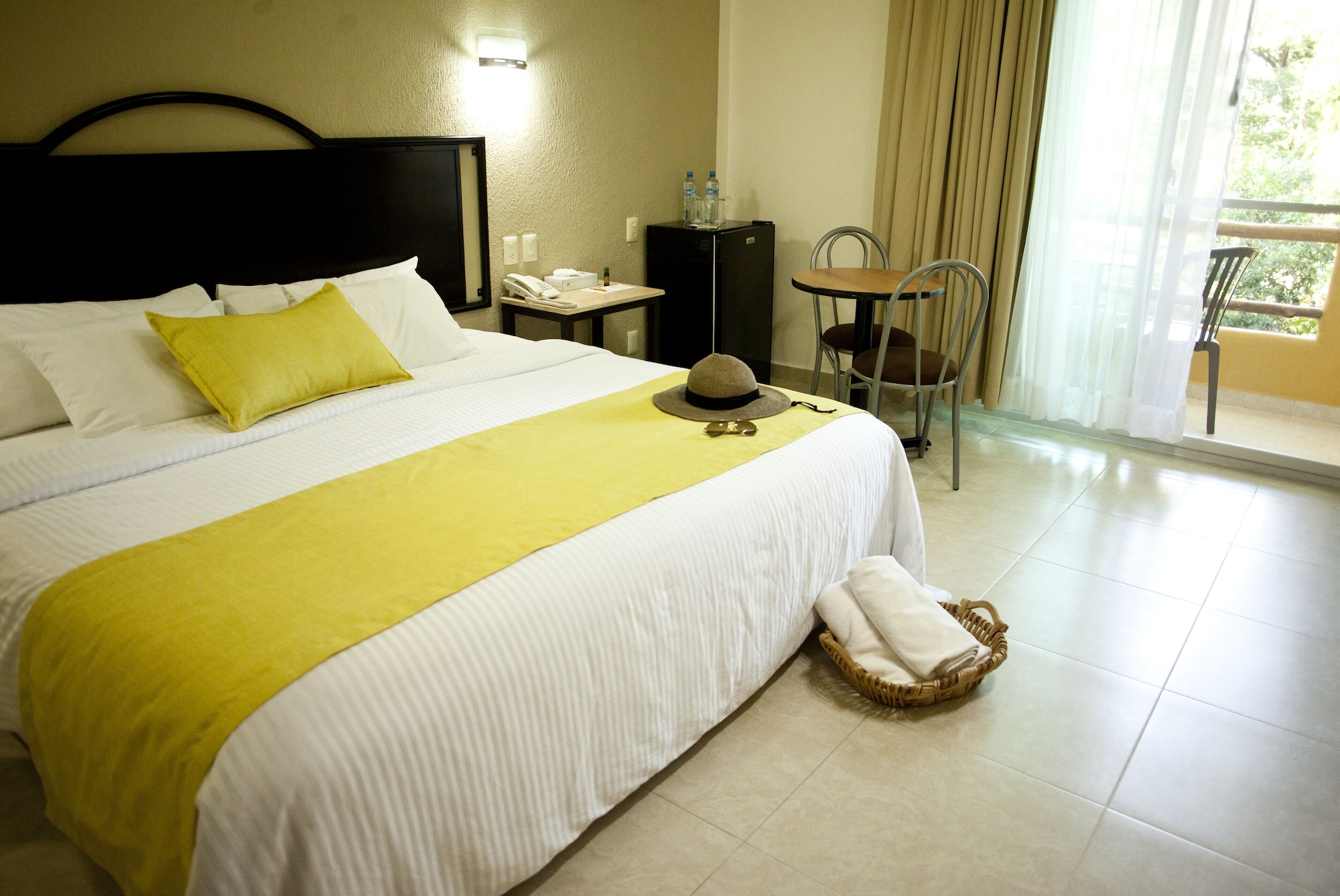 带阳台的标准特大床房