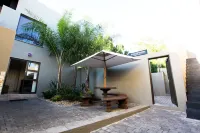 Hillside Executive Accommodation Hotele w: 