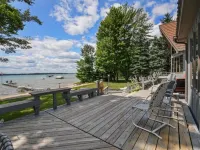 LAKEFRONT HOME w BEACH @ HIGGINS LAKE! Hoteles en Municipio de Gerrish