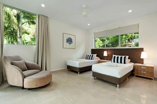 Pavillion 3 Absolute Waterfront 4 Bedroom 2 Lounge Room and Golf BuggyFour-Bedroom Apartment