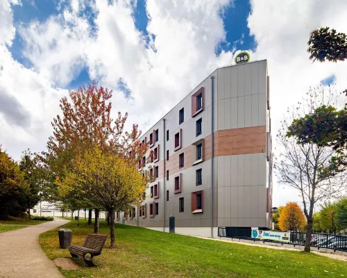 B&B Hotel Marne-La-Vallée Torcy Gare 3 étoiles فنادق في تورسی