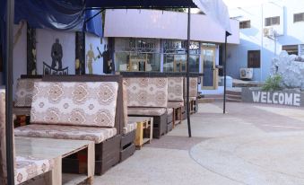 Airport Side Hotel - Housity