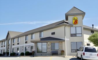 Super 8 by Wyndham Toledo - Housity