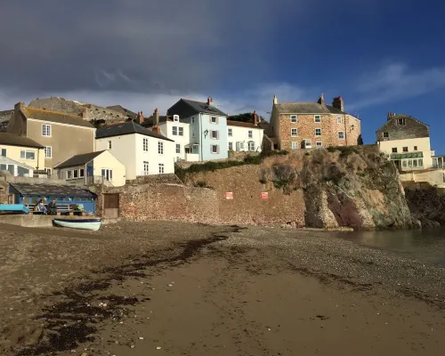 HOWTON COTTAGE - village cottage on coast path next to beaches Hotels in Maker-with-Rame
