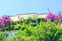 Madra Rooms and Apartments