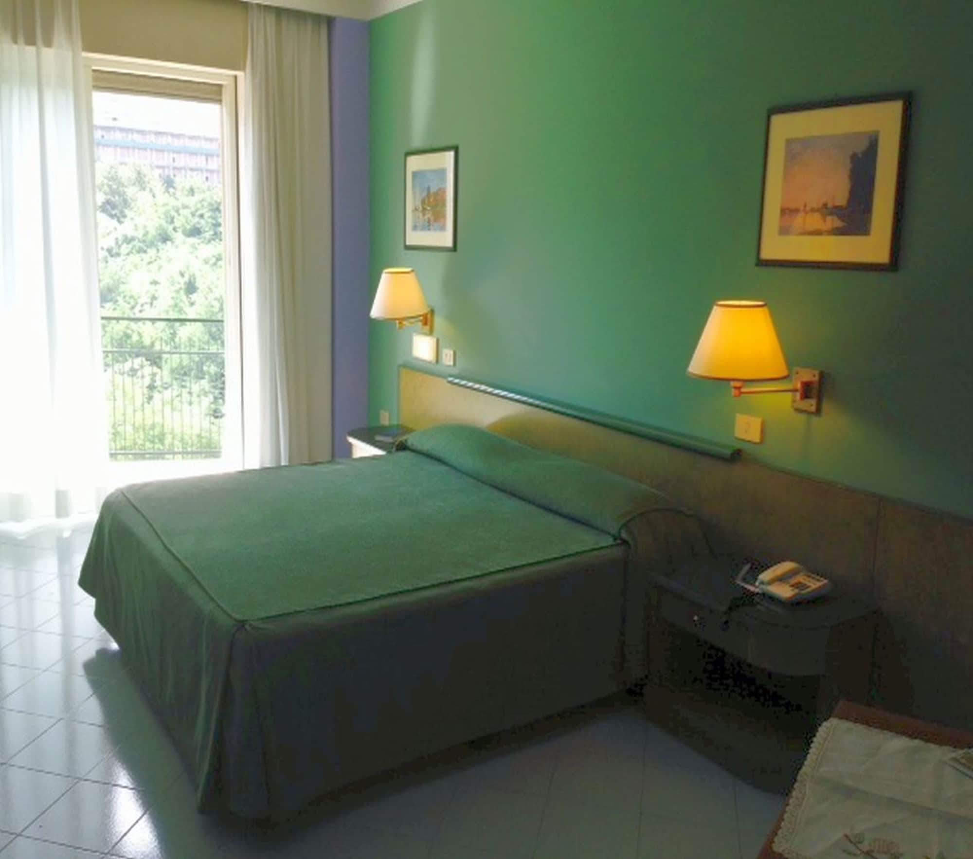 花园景标准三人间 - 带阳台