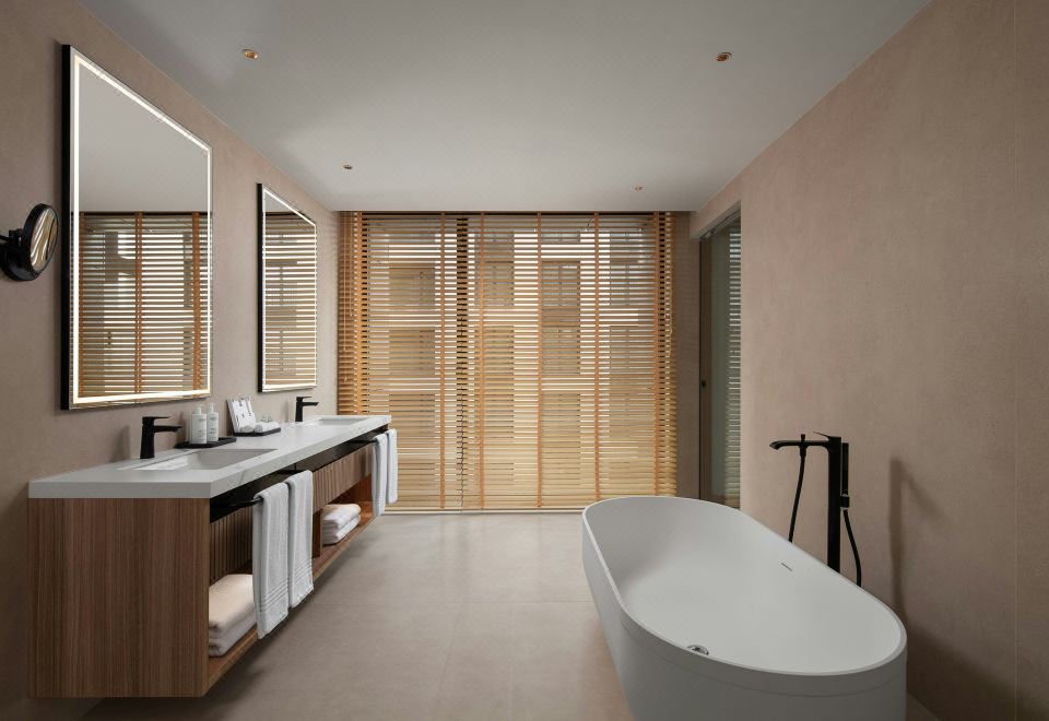 行政套房，1张特大床，梳化床，城景，按摩浴缸