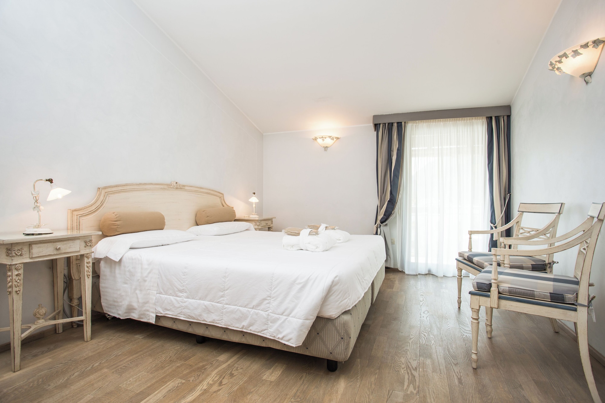 享有部分湖景的高级双人/双床间