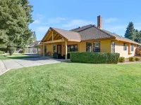 Spacious 4-bedroom Home サッターのホテル
