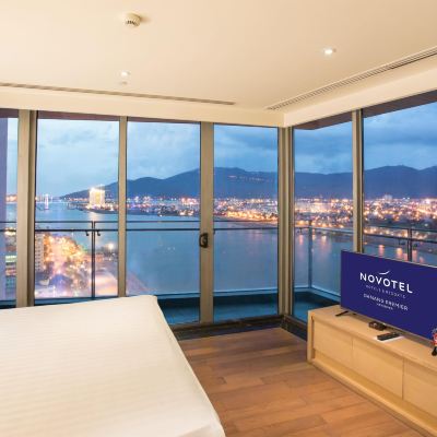 Corner Suite, Panoramic Han River View, Bathtub, Premier Lounge Access-1 King Bed, 57M2 漢江諾富特峴港普林米爾飯店優惠