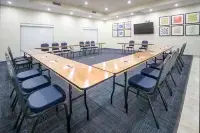 Holiday Inn Express & Suites FORT MYERS AIRPORT by IHG