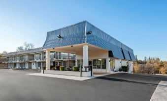 Super 8 by Wyndham Kingsport - Housity