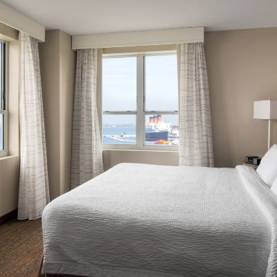 One-Bedroom King Suite with Harbour View