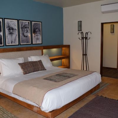 Signature Suite, 1 King Bed, Courtyard View, Courtyard Area
