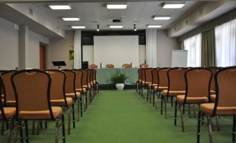 a large conference room with rows of chairs arranged in a semicircle around a podium at Hotel l'Approdo