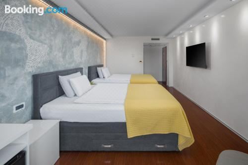 带阳台及海景的家庭房