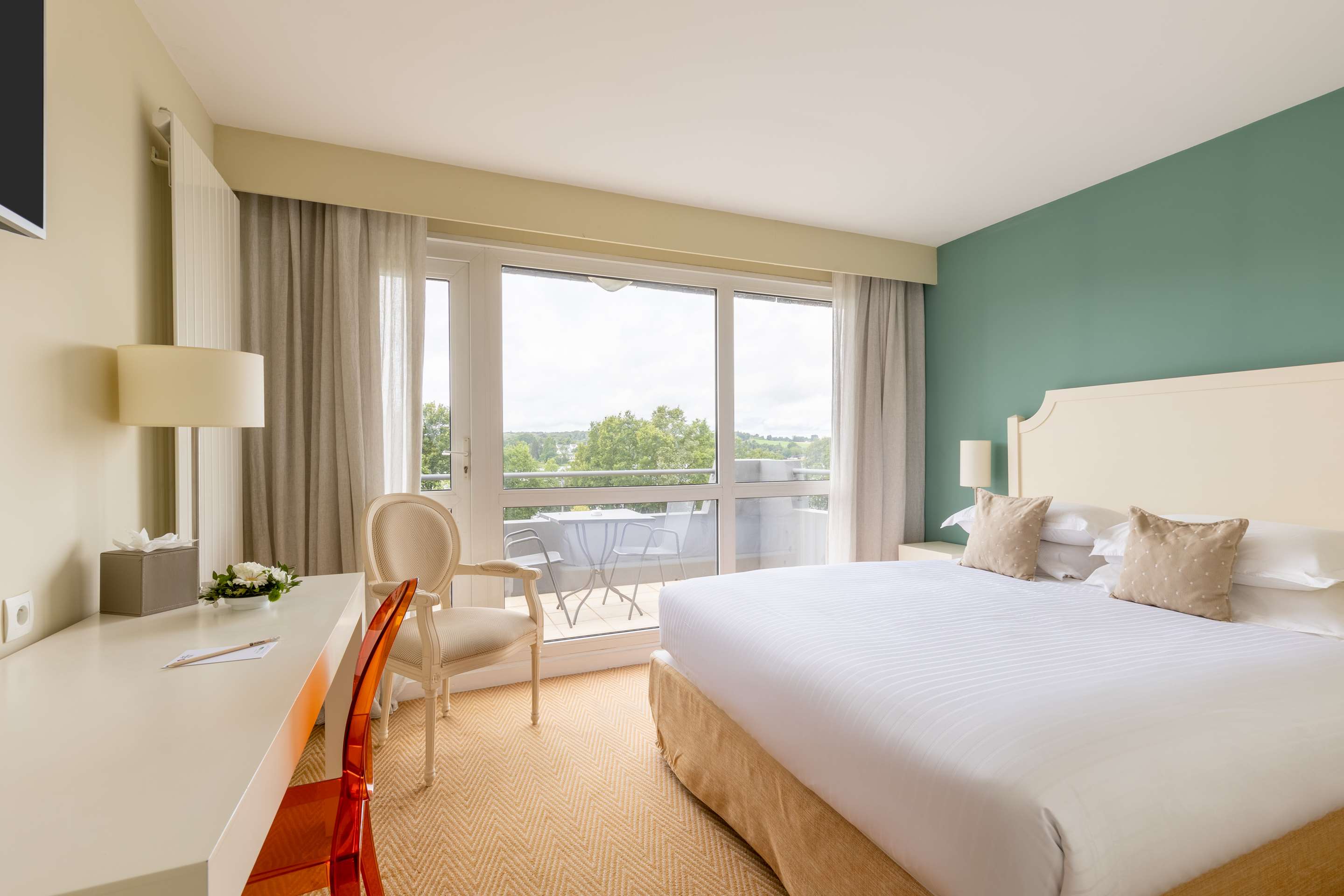 1张大床，禁烟，豪华房，湖景，露台，迷你吧，浓缩咖啡机