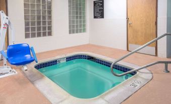 Super 8 by Wyndham Garland North Dallas Area - Housity