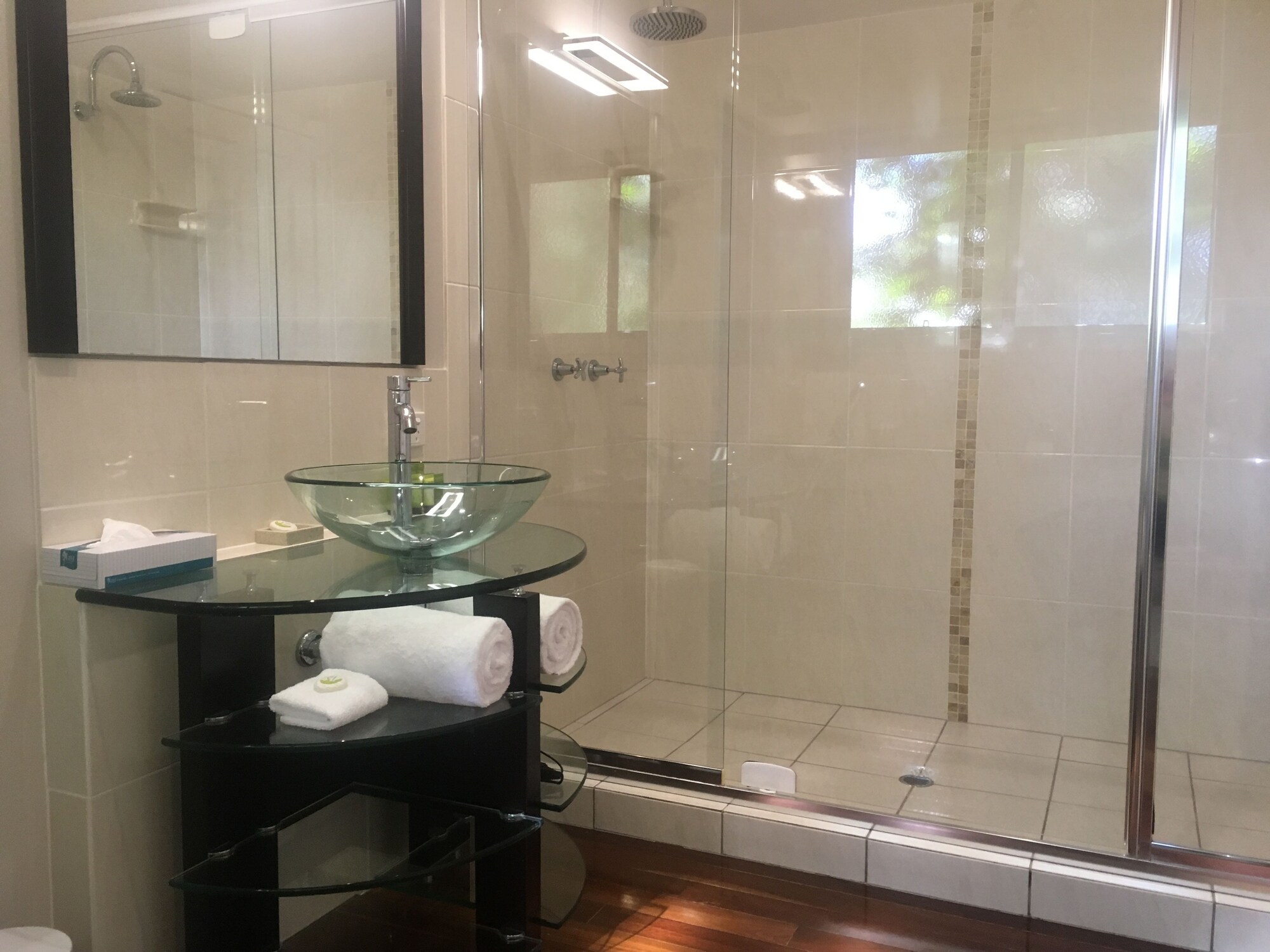 顶层房， 2 间卧室， 山景