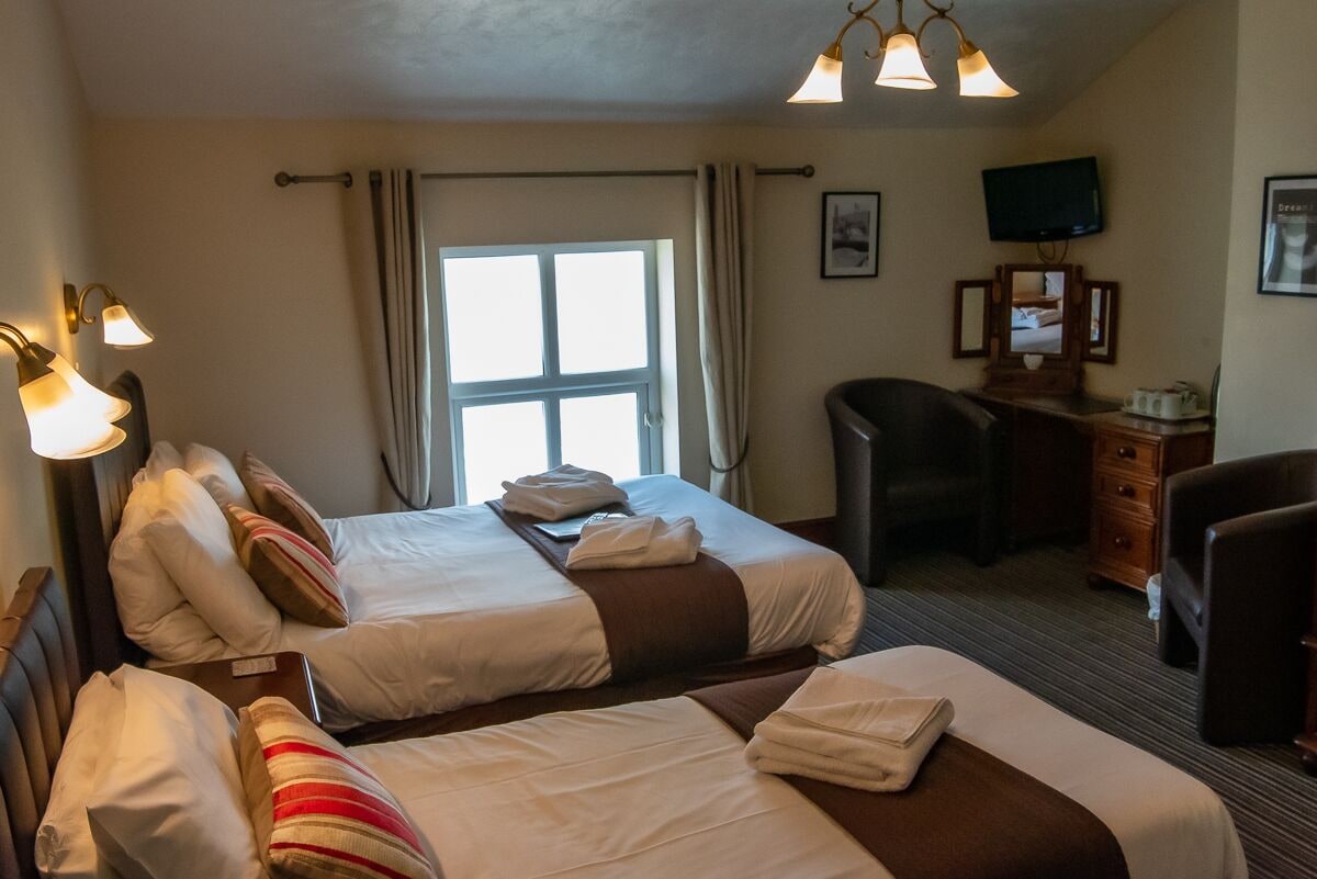 舒适客房， 1 张特大床， 海景