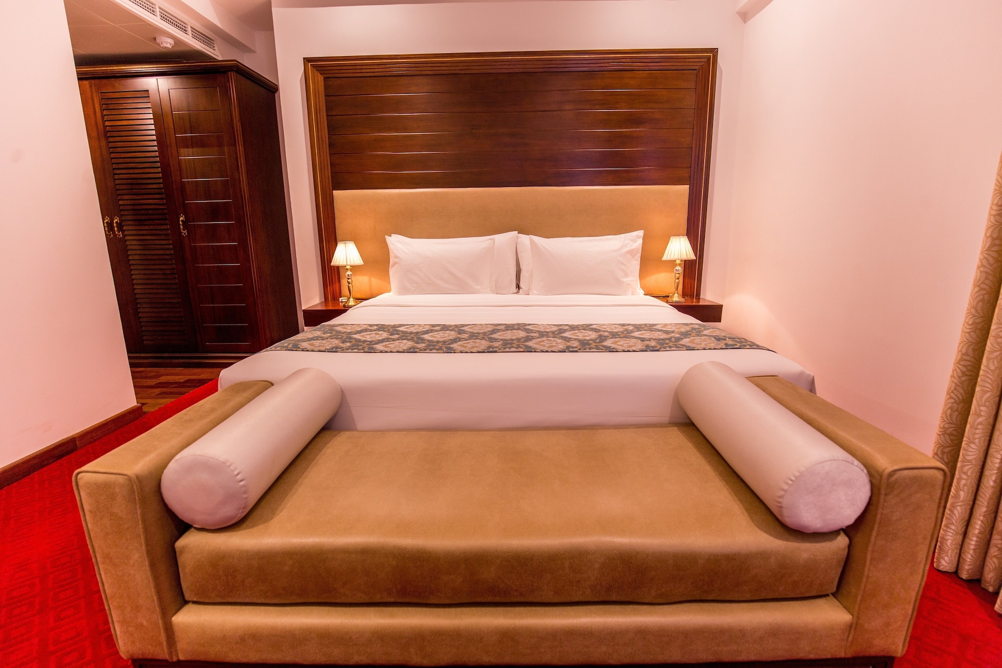 豪华双人房， 1 张特大床， 城市景观