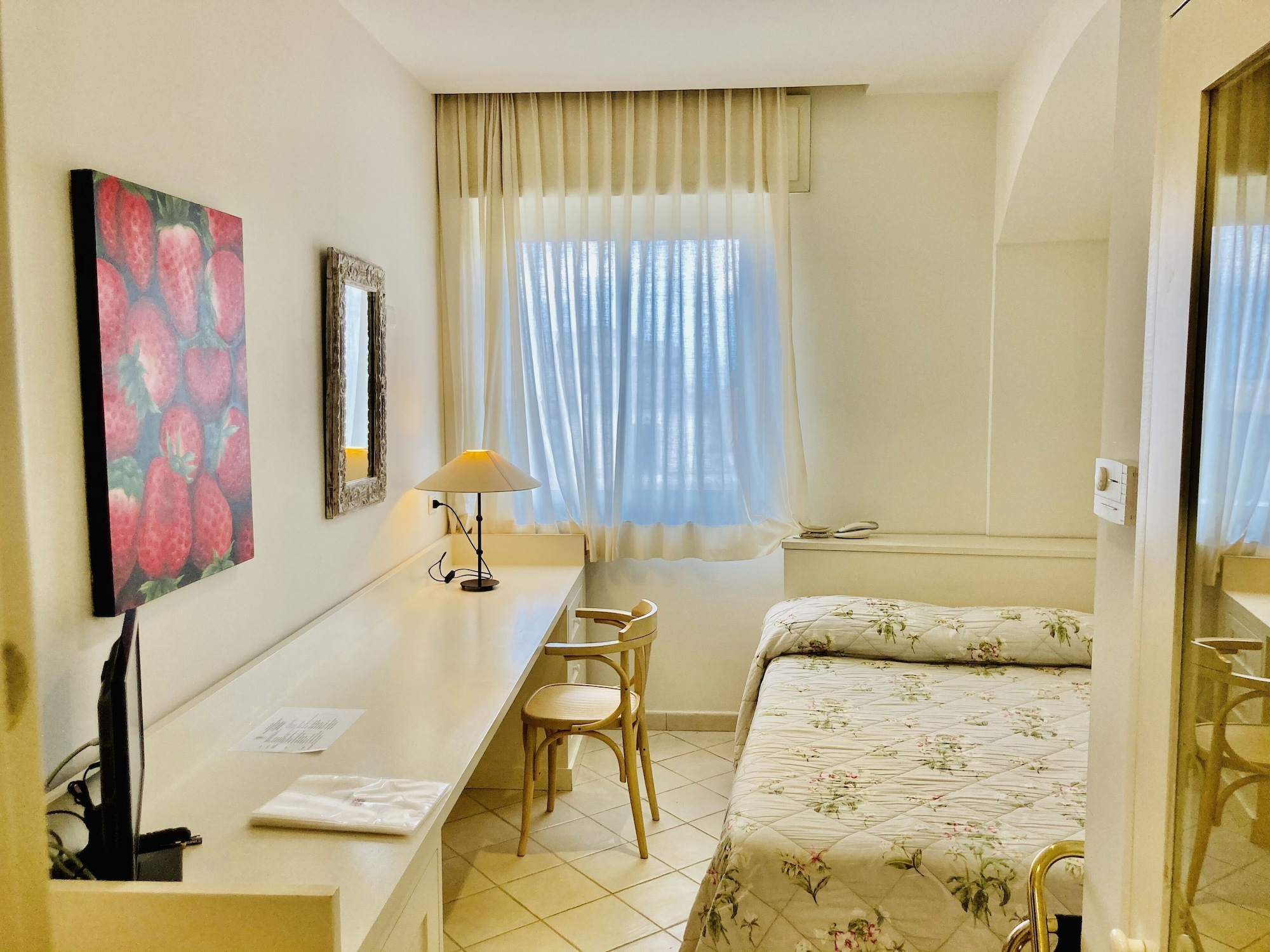 基础客房， 1 张大号单人床， 城市景观