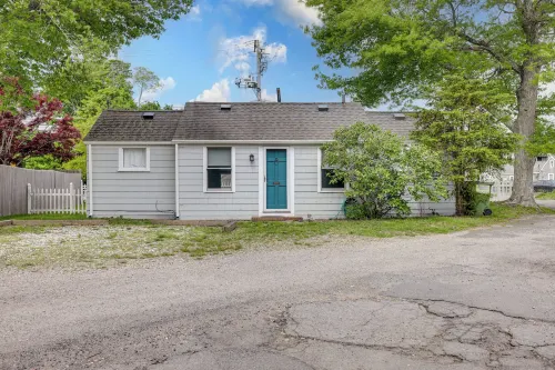 1 Mi to Ferry Sea Street Cottage in Hyannis