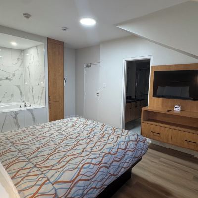 Single-Floor 1 Queen Bed Suite, Heart-Shaped Jetted Tub (Non-Wheelchair Accessible) Super 5 Inn Promo Code