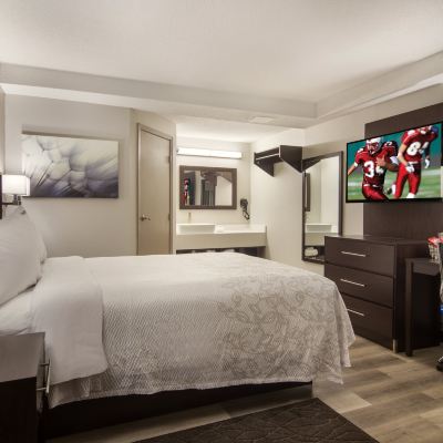 Suite, Kitchenette (Smoke Free, 3 Queen Beds)