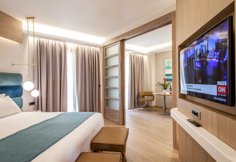 豪华套房，泳池或海景