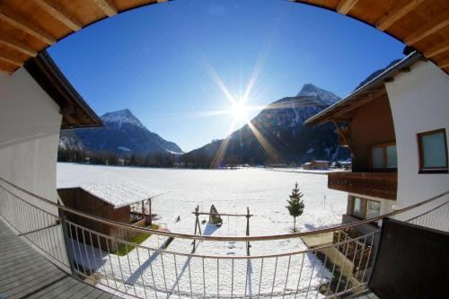 带阳台的两居室公寓top 1